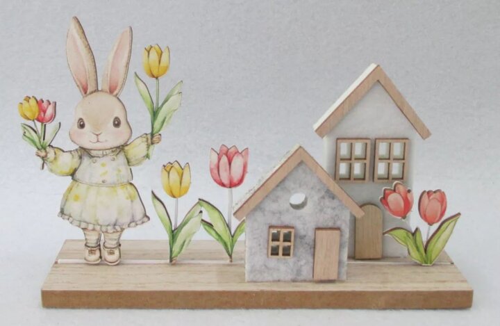Fa házikó nyúl figurával és tulipánnal húsvéti dekoráció