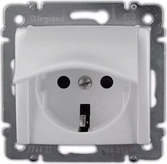 Legrand Valena Csatlakozóaljzat csapófedéllel Fehér