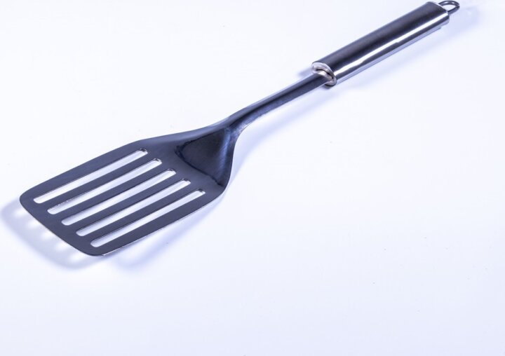 TOO KT-466 Fém konyhai spatula résekkel 33 cm - Fekete