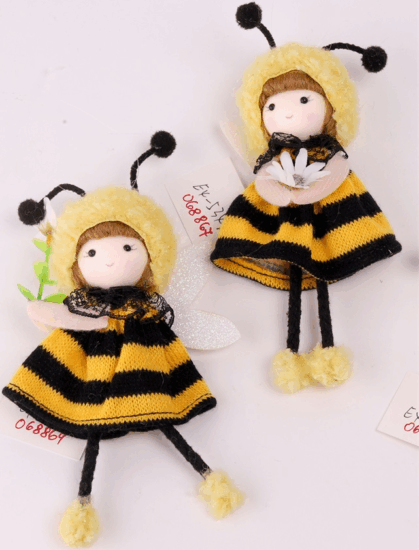 Iris akasztós méhecske lány virággal dekor figura 17cm - Többféle