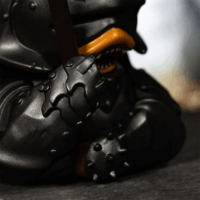 Numskull Tubbz A Gyűrűk Ura „Uruk-hai Lándzsás" Gumikacsa Figura