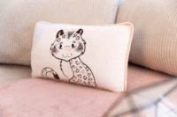 Nici Eleni Snowbell hópárduc párna 43 x 25 cm