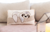 Nici Izzy Icetumbler lajhár párna 43 x 25 cm