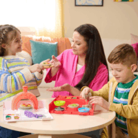 Spin Master 6072551 Kinetic Sand - Squish Pizza Formázható kinetikus homok szett