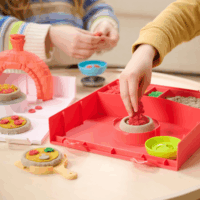 Spin Master 6072551 Kinetic Sand - Squish Pizza Formázható kinetikus homok szett