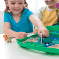 Spin Master 6070526 Kinetic Sand - Kutyapark kinetikus homok bőröndben