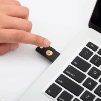 Yubico YubiKey 5 NFC USB-A Biztonsági hardver kulcs - Fekete/Arany