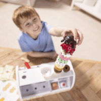 Spin Master Melissa & Doug 28 részes Gombócos és tálalós fagylaltpult játékkészlet