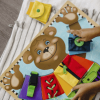 Spin Master Melissa & Doug Macis öltöztetős fejlesztő játék