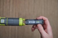 Ryobi RLI4-0 Akkus LED Zseblámpa 460 Lumen - Fekete / Lime