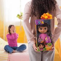 Spin Master Dóra a felfedező Énekelj velem interaktív baba - Német/Angol