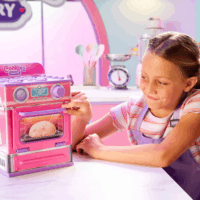 Moose Toys Cookeez Makery Fahéjas tekercs készlet Meglepetés plüss figurával