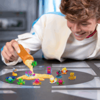 Moose Toys MrBeast Lab Swarms S2 Mega Lab 12 darabos figura készlet (Sort-4)