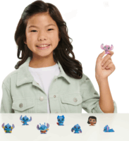 Just Play Disney Doorables Stitch 8 darabos gyűjthető figura készlet fém dobozban