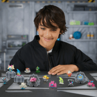 Moose Toys MrBeast Lab Swarms S3 Mega Lab - Harapós csípős szósz 14 darabos figura szett