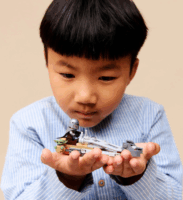 LEGO 75436 Star Wars - A mandalóri és Grogu a speeder bike-jukon