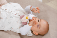 Zapf Creation cumisüveg kacsa plüssfigura csörgővel és csipesszel