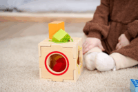 Eichhorn Színes fa formaválogató doboz bébijáték