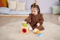 Eichhorn Színes fa formaválogató doboz bébijáték