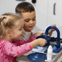 Theo Klein 7166 Miele - Játék Mosogató vízfunkcióval és főzőlappal