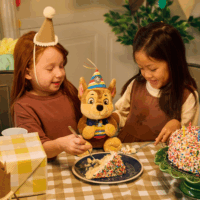 Spin Master GUND - Mancs őrjárat Chase születésnapi plüssfigura 23cm