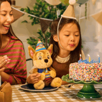 Spin Master GUND - Mancs őrjárat Chase születésnapi plüssfigura 23cm