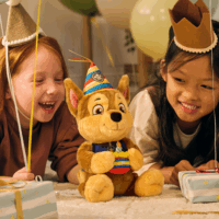 Spin Master GUND - Mancs őrjárat Chase születésnapi plüssfigura 23cm