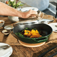 Staub 1004746 Öntöttvas Wok serpenyő fedéllel 30cm - Zöld