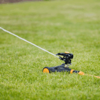 Fiskars 1023656 Fém Impulzus Esőzetető kerekekkel