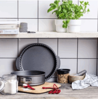 KitchenAid Csatos sütőforma 24cm - Szürke