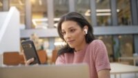 Philips TAT2200WT/00 Bluetooth Fülhallgató Headset Töltőtokban - Fehér