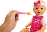 Simba Éhes Újszülött Játékbaba Készlet Etetőszettel 38cm