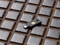 Yubico YubiKey 5C NFC USB-C Biztonsági Hardver Kulcs - Fekete/Arany