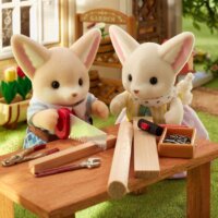 Epoch Sylvanian Families Sivatagi Róka Család Figura Készlet Babakocsival 8cm