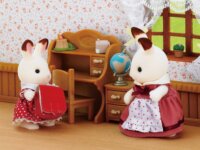 Epoch Sylvanian Families Csokinyuszi Leányzó Íróasztal Szett Figura 7cm