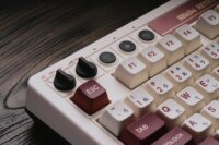 8BitDo Retro 87 Fami Edition Mechanikus Tri-Mode Wireless Gaming Billentyűzet US - Fehér/Piros