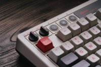 8BitDo Retro 87 N Edition Mechanikus Tri-Mode Wireless Gaming Billentyűzet US - Szürke/Fehér/Piros