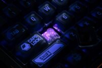8BitDo Retro 87 Mecha Break Edition Mechanikus Tri-Mode Wireless Gaming Billentyűzet US - Fekete/Kék