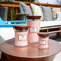 WoodWick Coastal Sunset - Tengerparti Naplemente Illatgyertya 275g - Rózsaszín