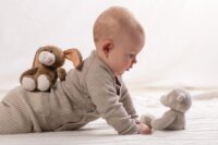 NICI Finni Maci Plüssfigura Ajándékdobozban 20 cm