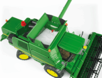 Bruder John Deere T670i kombájn (1:16)