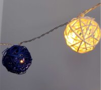 Iris Elemes rattan LED Gömb Fényfüzér 4m - Fehér/Kék
