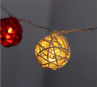 Iris Elemes rattan LED Gömb Fényfüzér 4m - Fehér/Piros