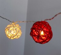 Iris Elemes rattan LED Gömb Fényfüzér 4m - Fehér/Piros