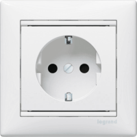 Legrand 774421 Valena Földelt 2P+F csatlakozós fali konnektor gyermekvédelemmel
