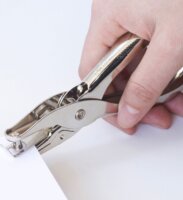 Deli Egylyukú 8 lapos fém lyukasztó - Ezüst