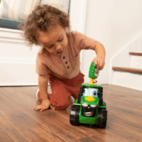 Tomy Indítókulcsos interaktív Johnny traktor