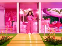 Mattel Barbie The Movie: Gloria rózsaszín nadrágkosztümben