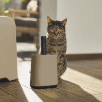 Rotho Biala macskaalom lapát tartóval és zacskóval - Krém