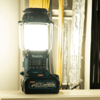 Makita MR009GZ Akkus Rádió LED Lámpával 40V (Akku és töltő nélkül)
